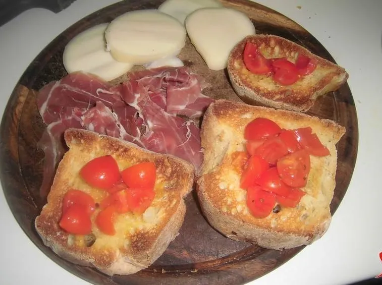 bruschette con misto affettati