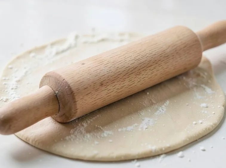 Stendere l'impasto con il mattarello