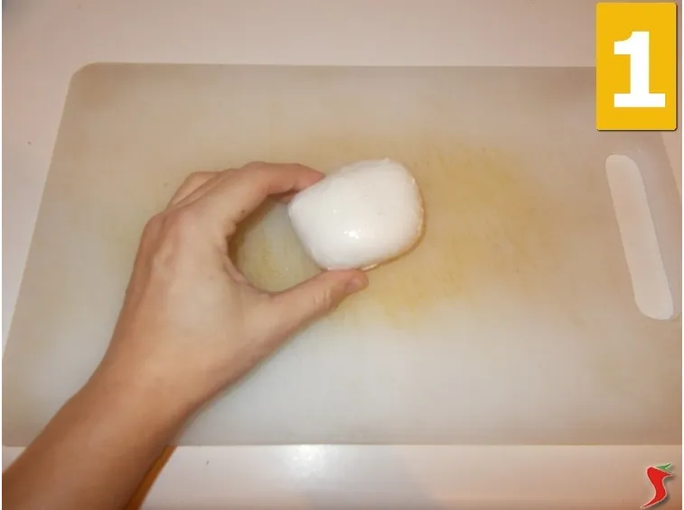 Lavorate la mozzarella