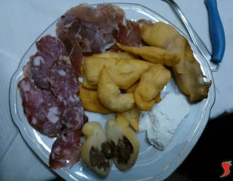 gnocchi fritti, salumi e formaggi