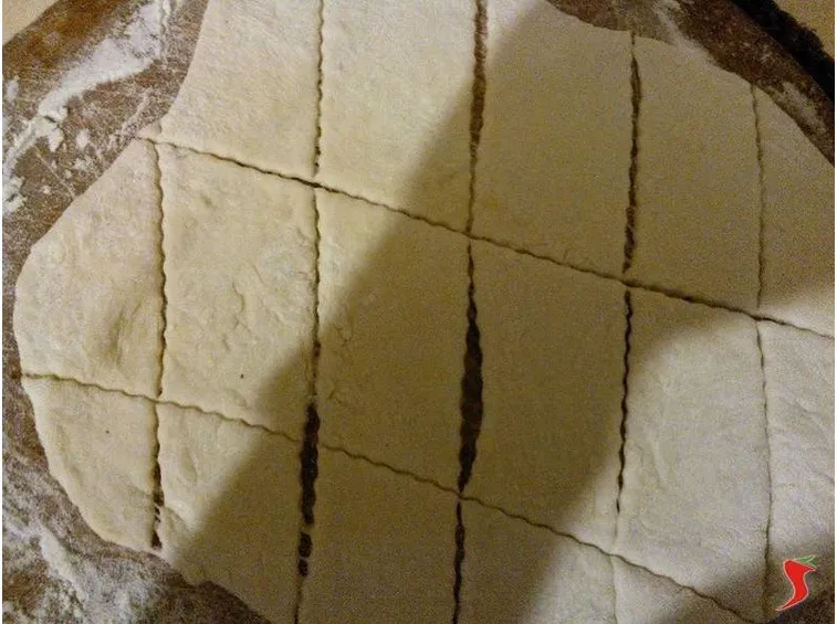 impasto tagliato con la rotella tagliapasta