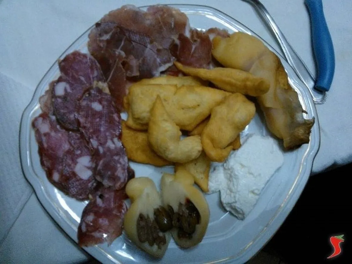 gnocchi fritti, salumi e formaggi