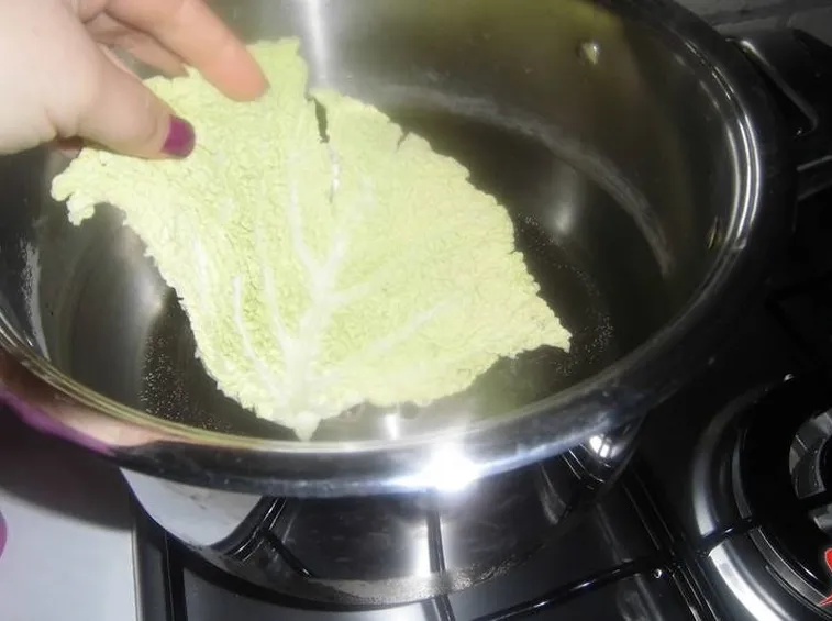 Sbollentare le foglie di verza
