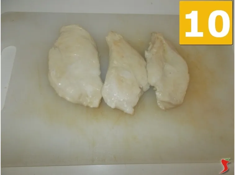 Lavorate i petti di pollo