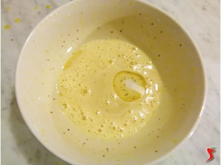 aggiungere l'olio e battere