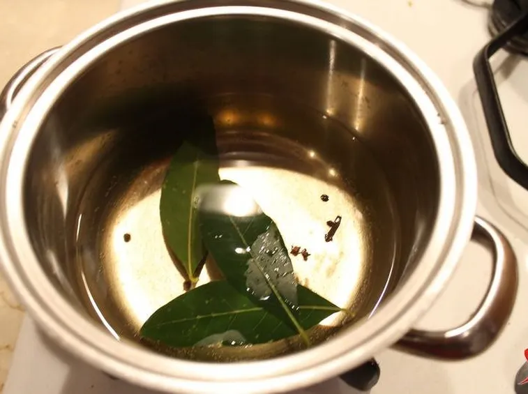 aggiungere olio e aromi in pentola