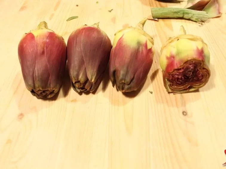 Pulire i carciofi sottolio