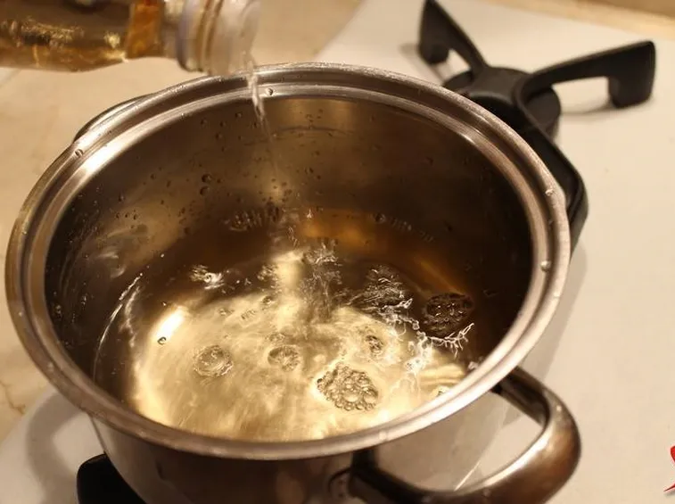 bollire acqua mista ad aceto