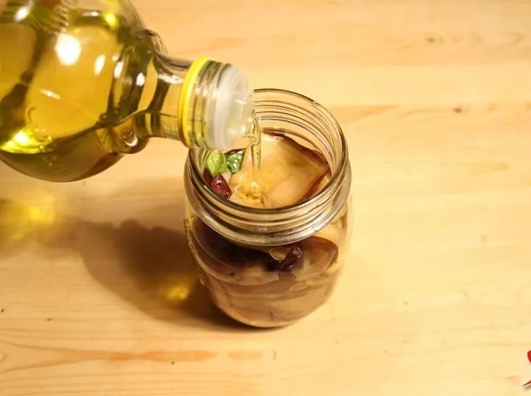 aggiungere l'olio nei vasetti