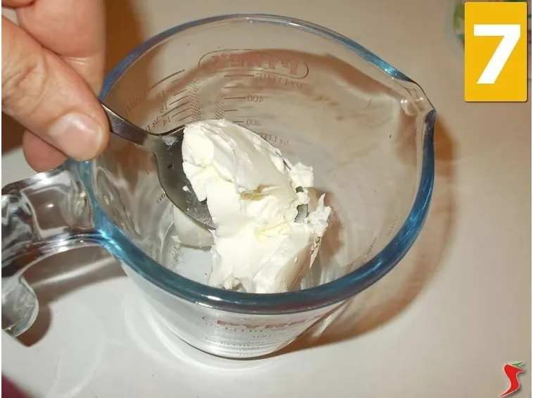 Unire gli ingredienti per la crema