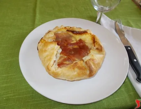 La torta salata al prosciutto e mozzarella