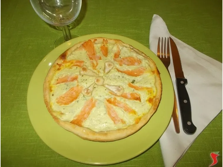 La torta salata al salmone
