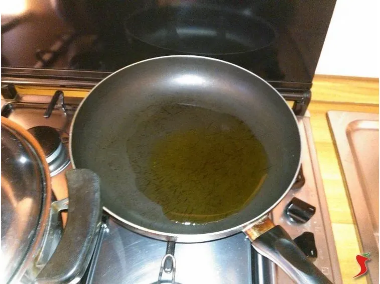 l'olio deve scaldarsi bene
