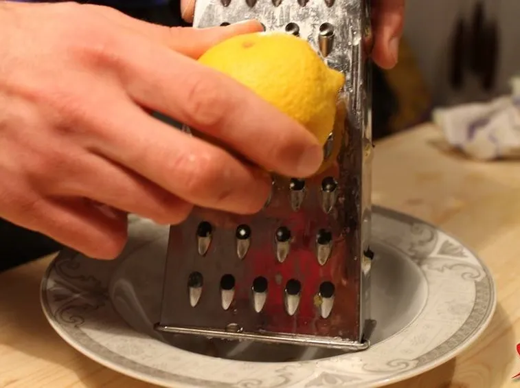 grattugiamo la buccia del limone