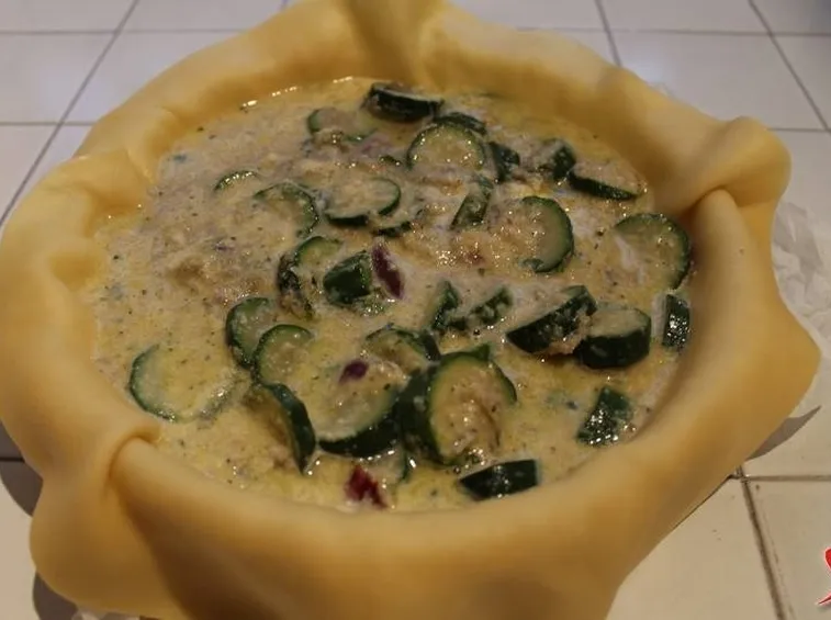 versare il composto della torta salata