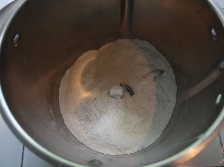 mettere la farina nel boccale