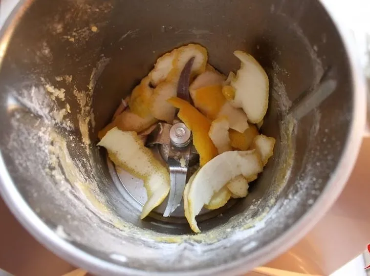 Tritare la scorza dei limoni