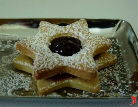 biscotti di pastafrolla con marmellata di amarene