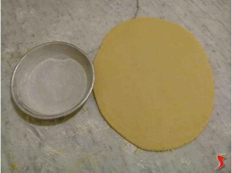 riporre pasta frolla in un contenitore