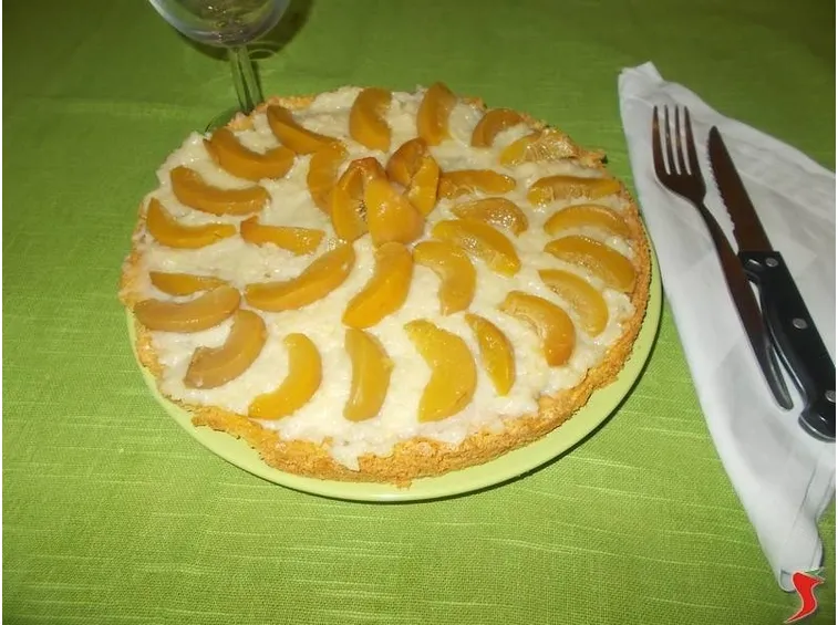 La torta di pesche sciroppate