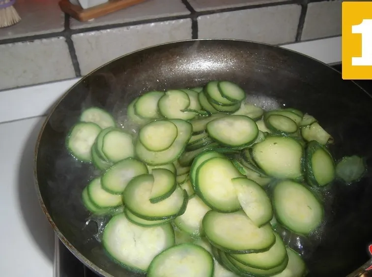 Saltare le zucchine in padella