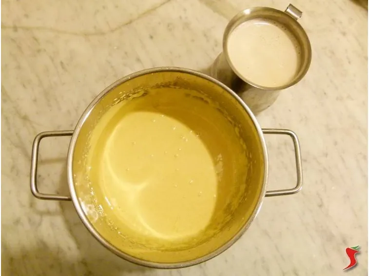 latte caldo da aggiungere al preparato di uova zucchero e farina