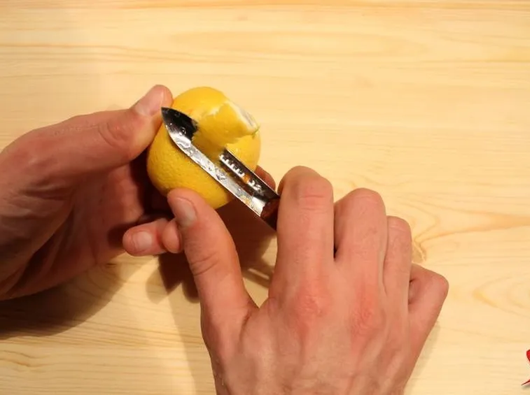 prelevare la scorza del limone