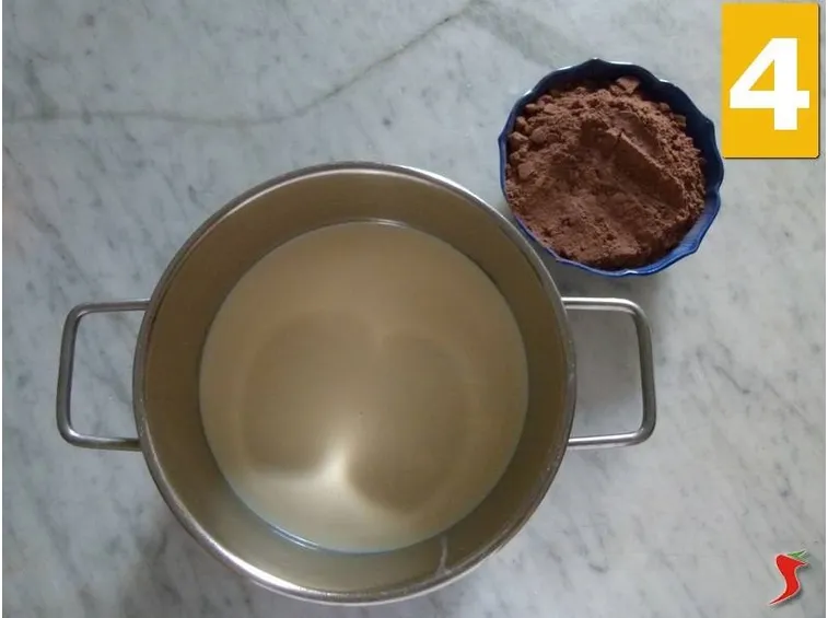versare latte in un pentolino