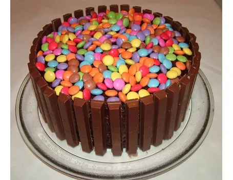 torta con smarties e kitkat