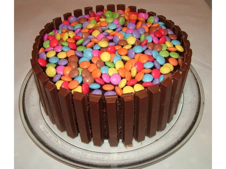 torta con smarties e kitkat