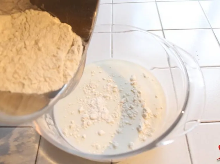 mescolare latte farina