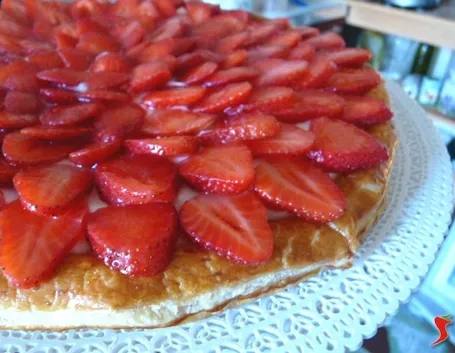 crostata di pasta sfoglia crema e fragole