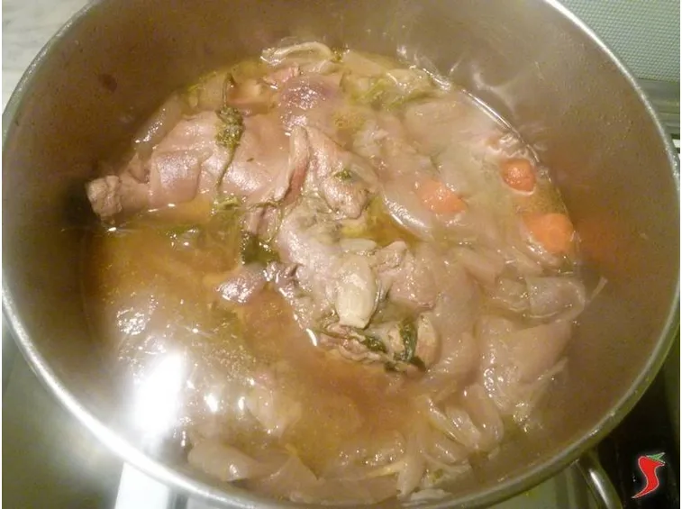 carne e sugo in cottura