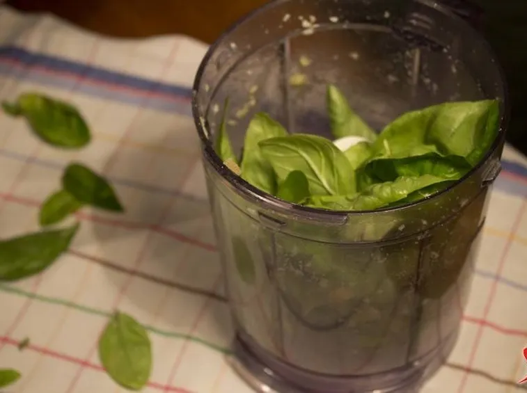 tritare basilico per pesto