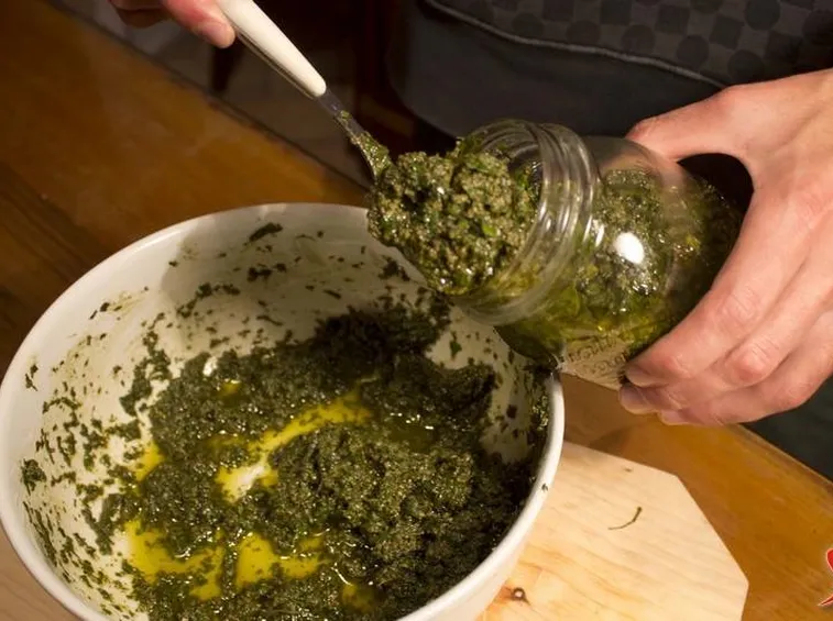 mettere il pesto in barattolo