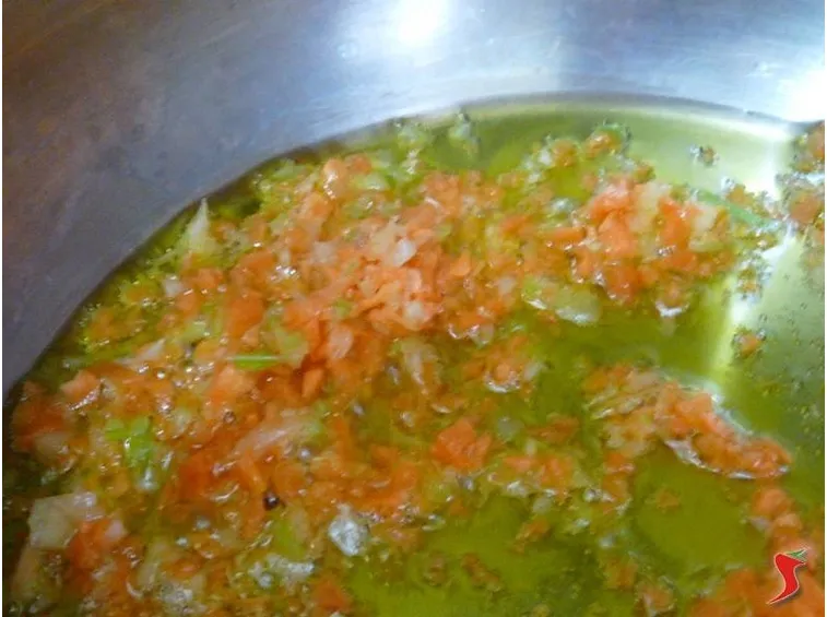 preparo il soffritto con le verdure e la pancetta