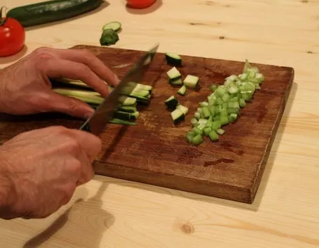 Tagliare le verdure a dadini