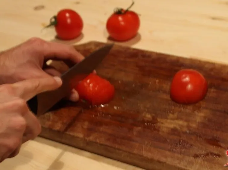 Tagliare pomodoro a dadini