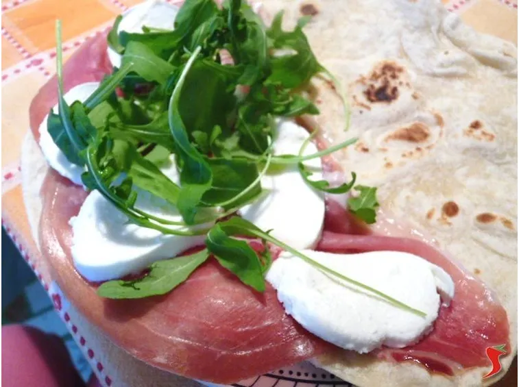 farcita con prosciutto mozzarella e rucola