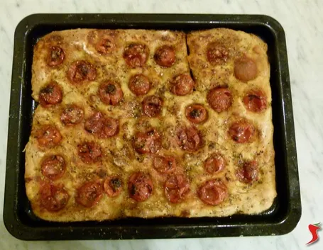 pizza con il pomodoro