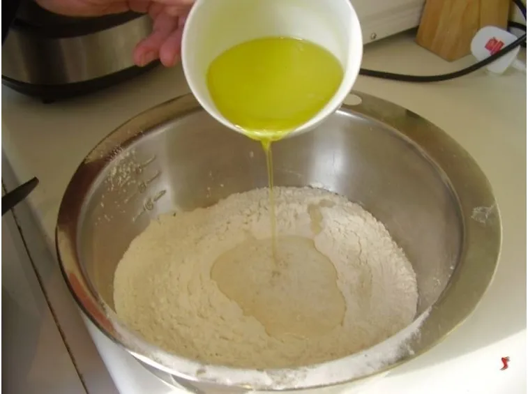 aggiunta di acqua e olio