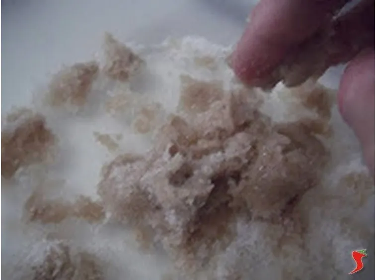 mescolo il lievito con lo zucchero