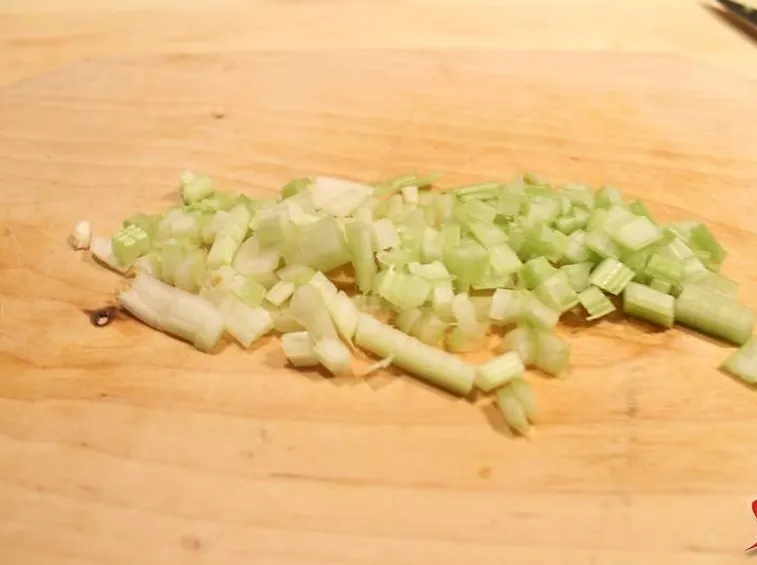 Tagliare le verdure a dadini
