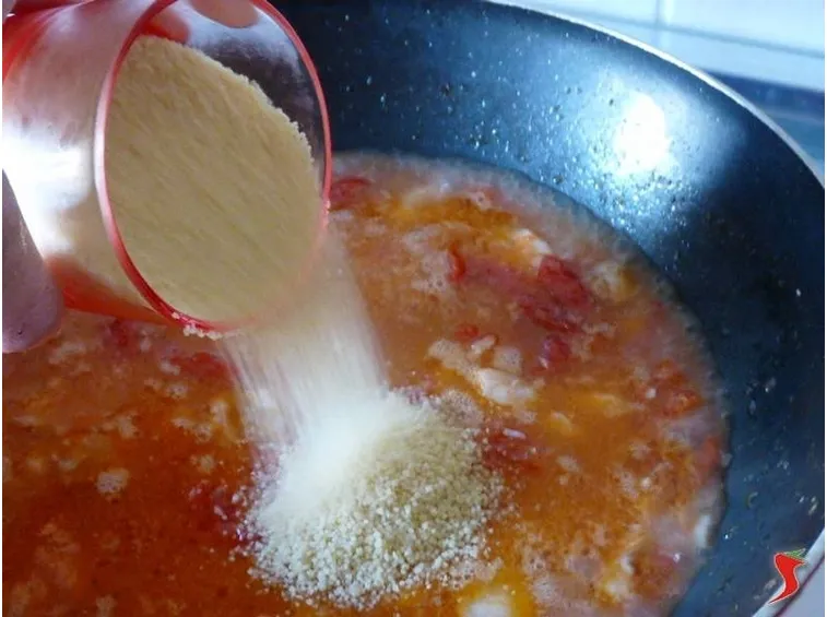 aggiungo acqua calda salata e cous cous