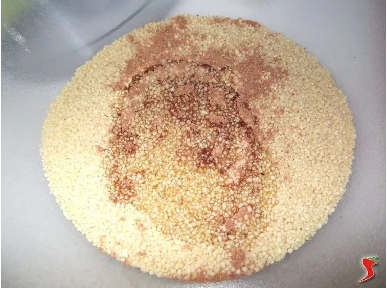 aggiungo olio e spezie al cous cous