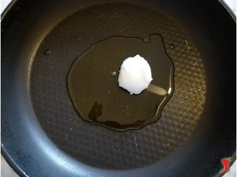 burro e olio in padella