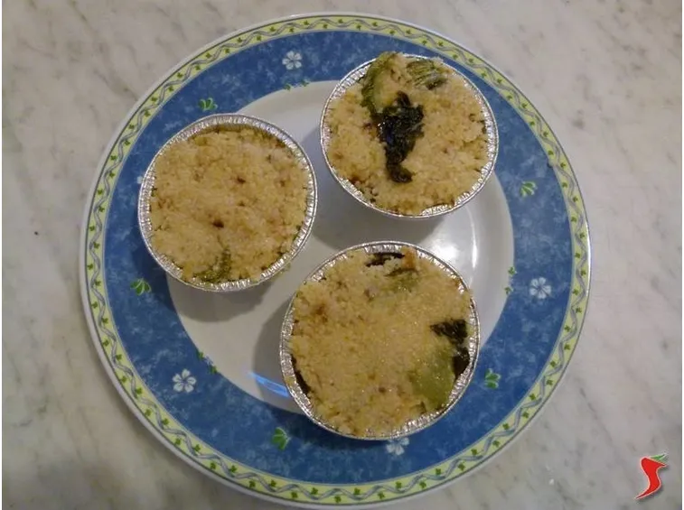 riporre il couscous in dei contenitori cilindrici e lasciar raffreddare