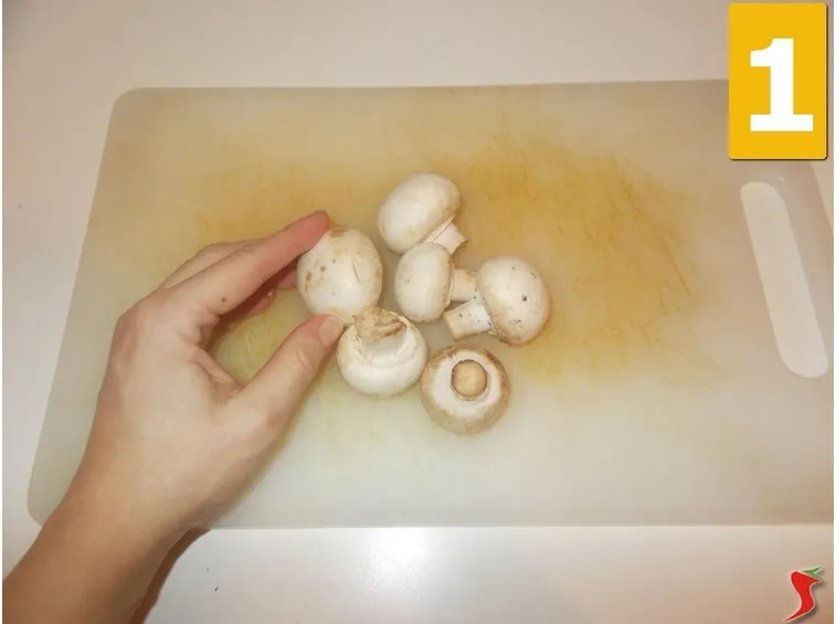 Lavorate i funghi champignon
