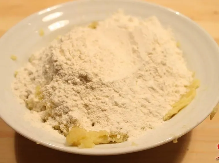 aggiungere farina all'impasto