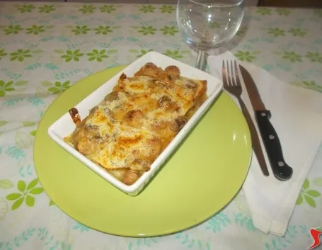 La lasagna con salsicce e funghi